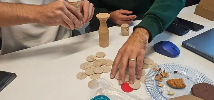 Atölye masasında ahşap parçalarla yürütülen takım çalışması