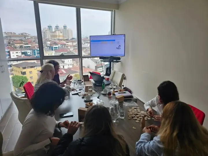 Manzaralı toplantı salonunda yürütülen grup çalışması