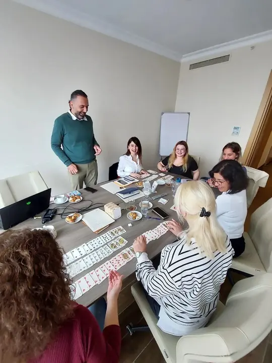 Masa etrafında yürütülen takım değerlendirme çalışması