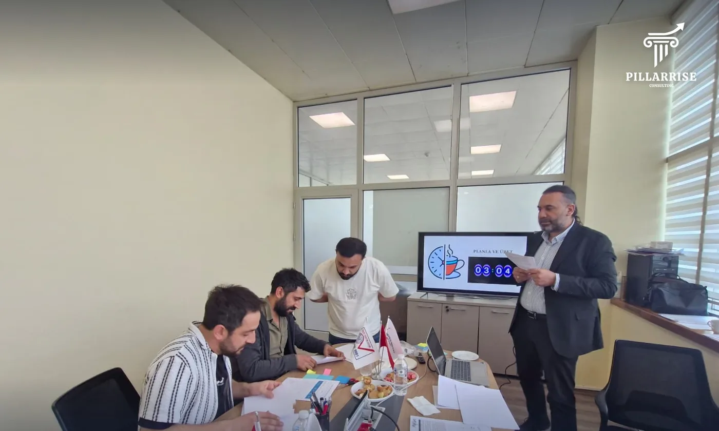 Planla ve Üret oturumu: ekranda geri sayım sayacı, katılımcılar masada görev listesiyle çalışıyor.